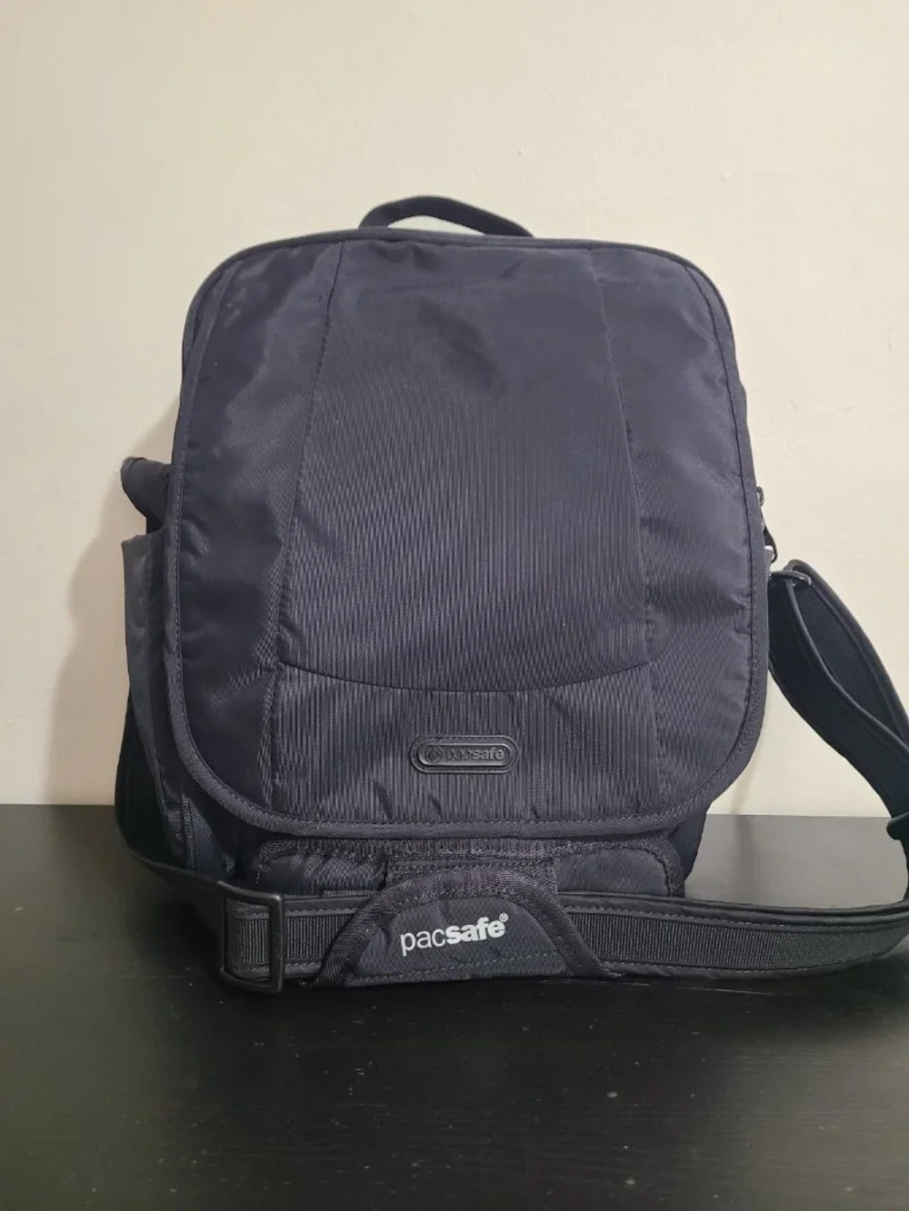 PacSafe Metro 300 GII Anti Theft RFID Shoulder Travel Bag Unisex Nylon